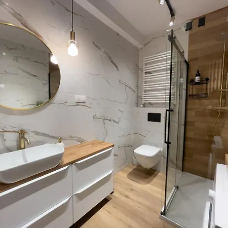 Urban Global - 21st Floor No 5 - Air Condition - Free Garage Apartment *